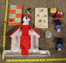 Load image into Gallery viewer, Vintage Peanuts Snoopy Lot Sno-cones machine figures 4 books Complete
